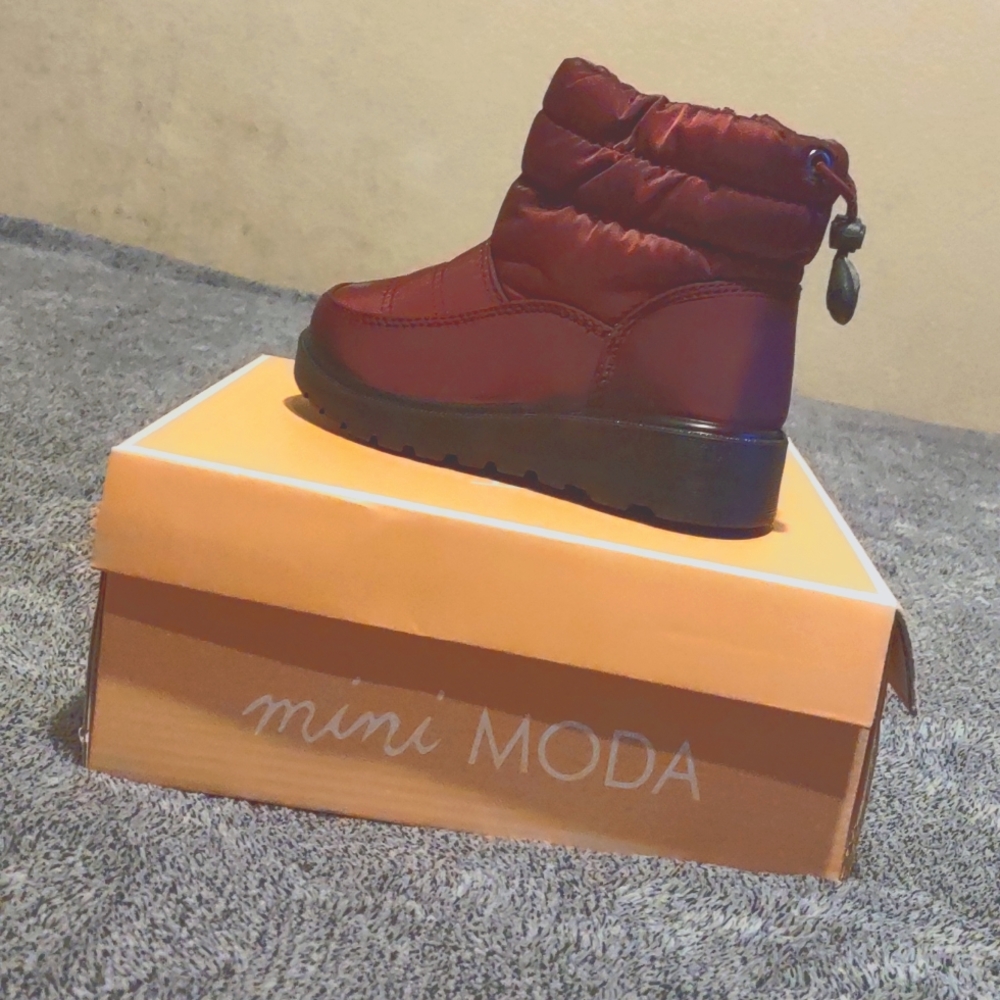 Children's size 7 Mini Moda snow boots
